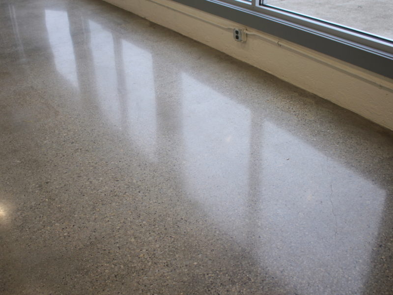 400-grit polished concrete floor for a show-garage